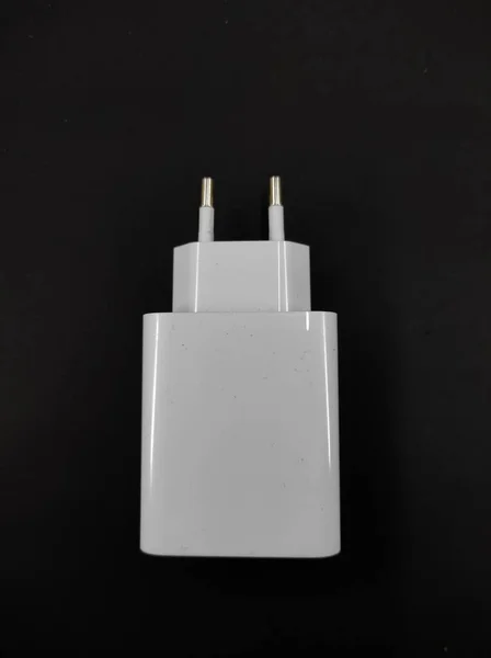 Аннотация Defocused Photo White Smartphone Charger Head Isolated Black Background — стоковое фото