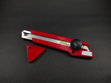 Kırmızı kesici ve levrek siyah arkaplanda izole edilmiş.