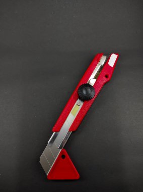 Kırmızı kesici ve levrek siyah arkaplanda izole edilmiş.