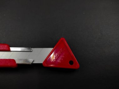 Kırmızı kesici ve levrek siyah arkaplanda izole edilmiş.