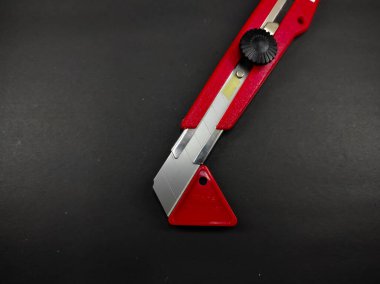 Kırmızı kesici ve levrek siyah arkaplanda izole edilmiş.