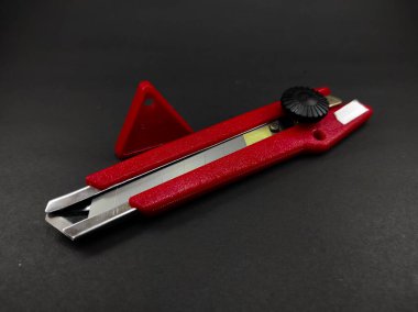 Soyut Kırmızı Kesici bıçağı ve levrek bıçağı siyah arkaplanda izole edilmiş.