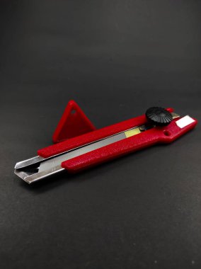 Soyut Kırmızı Kesici bıçağı ve levrek bıçağı siyah arkaplanda izole edilmiş.