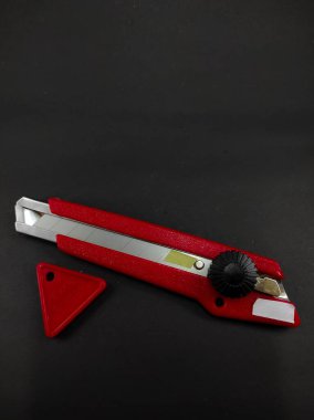 Soyut Kırmızı Kesici bıçağı ve levrek bıçağı siyah arkaplanda izole edilmiş.
