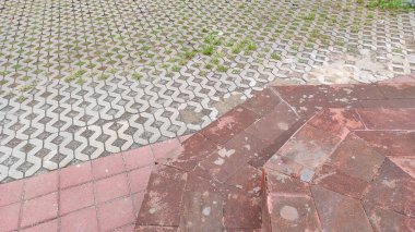 Endonezya, Cicalengka Meydanı 'ndaki kaldırım bloğunun yanındaki merdivenlerin kırmızı zemininde desenli arka plan.