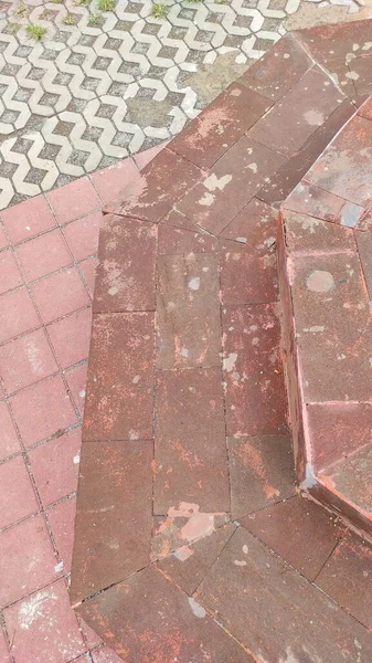 Latar Belakang Bertekstur Lantai Merah Tangga Dekat Blok Paving Lapangan — Stok Foto