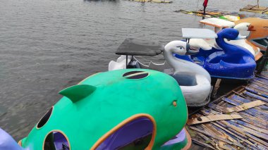 Endonezya 'nın Garut bölgesindeki Bagendit Gölü kıyılarında yüzen sandalların fotoğrafları.