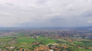 Rancaekek, Endonezya 'nın yerleşim bölgesinde gökyüzünden insansız hava araçları kullanarak manzara görüntüsü