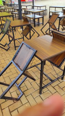 Endonezya 'nın Cicalengka turizm bölgesinde bir açık hava restoranında yan yatmış bir sandalye.