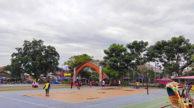 Cicalengka, West Java, Endonezya - 10 Şubat 2022: Cicalengka Meydanı 'ndaki sahada basketbol oynayan soyut odaklı çocuklar