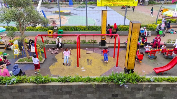 西爪哇 西爪哇 Cicalengka 2022年2月10日 Cicalengka广场地区儿童游乐场的人群摘要 — 图库照片