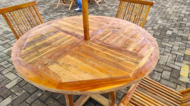 Endonezya 'nın Cicalengka kentinin turistik bölgesindeki soyut çıkarılmış ahşap masa arkası