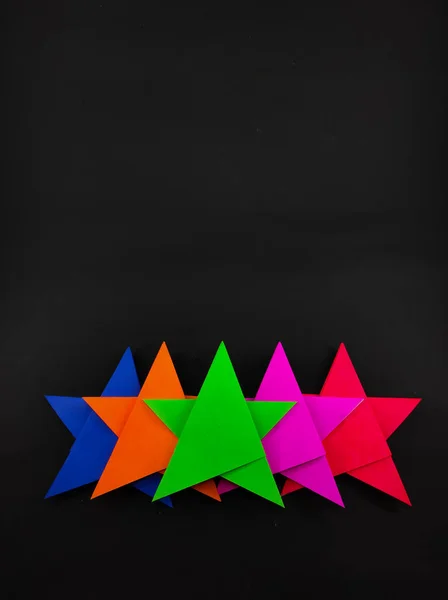 Abstraktní Rozostřená Pětibarevná Hvězda Papíru Origami Izolovaného Černém Pozadí — Stock fotografie