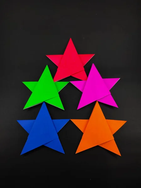 Abstrakt Defokussierter Fünffarbiger Stern Aus Origami Papier Isoliert Auf Schwarzem — Stockfoto