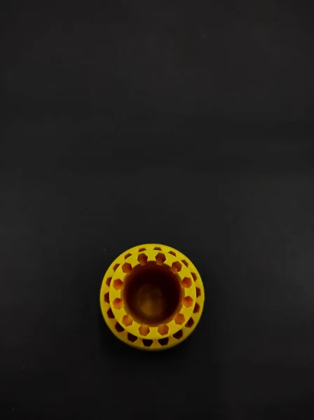 Siyah Zemin Üzerinde Izole Edilmiş Çoklu Tornavidayı Içeren Boş Sarı — Stok fotoğraf