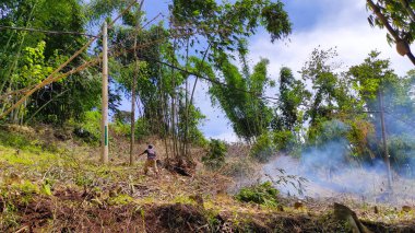 Endonezya 'nın Cikancung bölgesindeki bir yamaçta yanan orman arazisi.