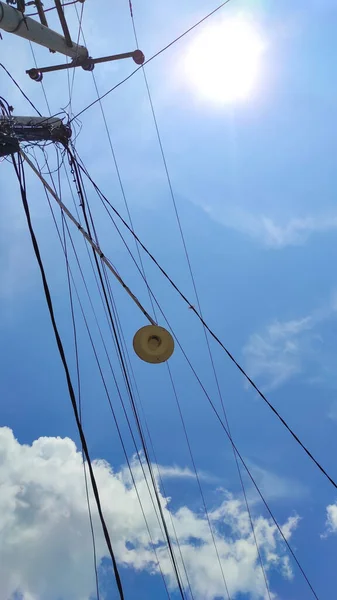 Cables Eléctricos Través Del Cielo Despejado Tarde Área Cikancung Indonesia —  Fotos de Stock