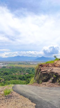 Endonezya 'nın Cikancung bölgesindeki bir tepenin zirvesinde keskin ve dik yol kıvrılır.