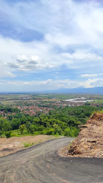Endonezya 'nın Cikancung bölgesindeki bir tepenin zirvesinde keskin ve dik yol kıvrılır.
