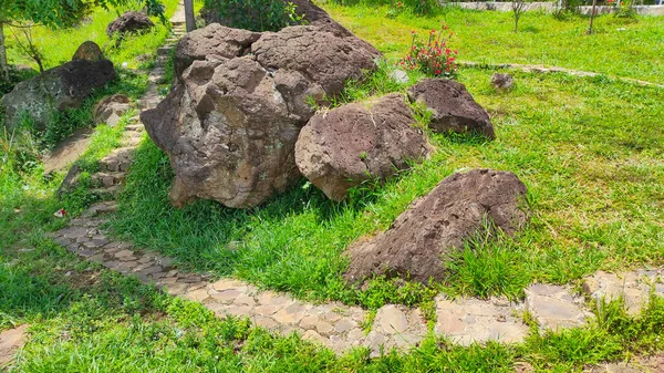 Stora Klippor Som Pryder Trädgården Toppen Kullen Cikancung Området Indonesien — Stockfoto