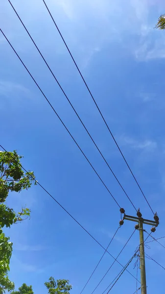 Cables Eléctricos Través Del Cielo Despejado Tarde Área Cikancung Indonesia —  Fotos de Stock