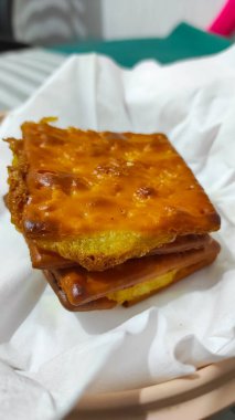 Kağıt mendille kaplanmış tabakta servis edilen abur cuburlar.