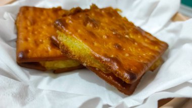 Kağıt mendille kaplanmış tabakta servis edilen abur cuburlar.