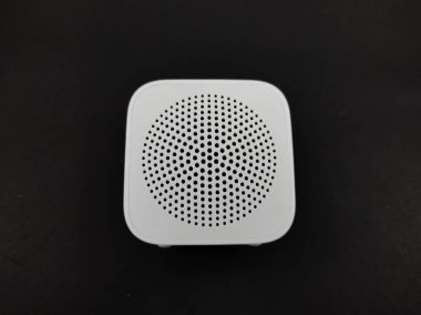 Mini hoparlör karesi ve beyaz siyah zemin üzerinde izole, Odaklanma değil