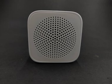 Mini hoparlör karesi ve beyaz siyah zemin üzerinde izole, Odaklanma değil