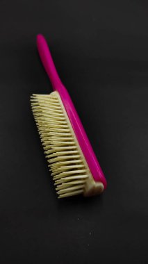 Beyaz ve pembe düz taraklar siyah arkaplanda izole edilmiş, Odaklanma değil