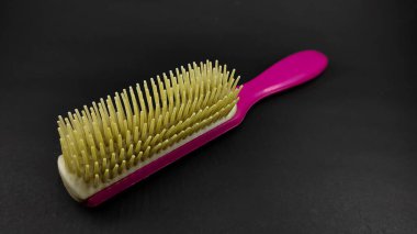 Beyaz ve pembe düz taraklar siyah arkaplanda izole edilmiş, Odaklanma değil