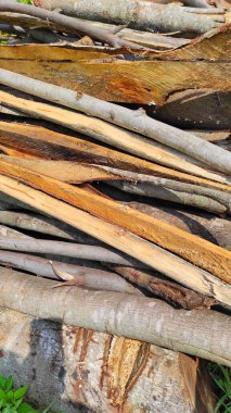 Endonezya 'nın Cikancung bölgesinde yol kenarına odun yığınları yığılmış.