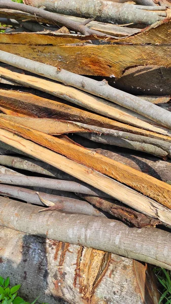 Endonezya 'nın Cikancung bölgesinde yol kenarına odun yığınları yığılmış.