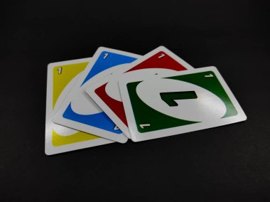 Cikancung, West Java, Endonezya - 28 Nisan 2022: Siyah arkaplanda izole edilmiş soyut UNO oyun kartı