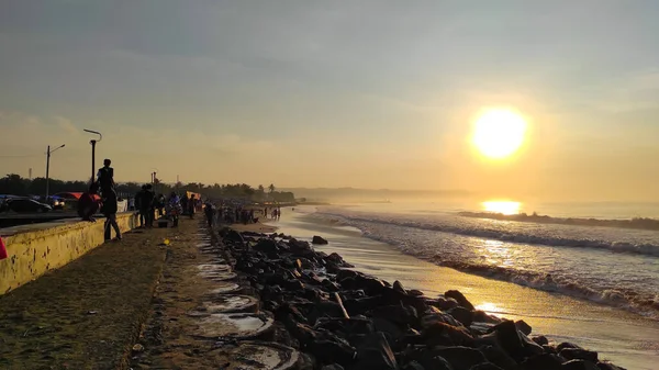 Endonezya 'nın Pangandaran bölgesinde güneş doğarken kıyı manzarası