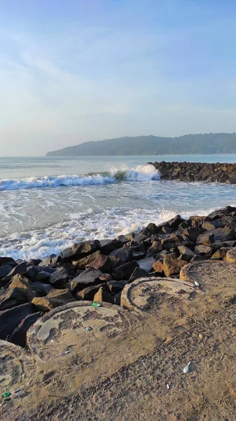 Costa Está Cheia Rochas Para Quebrar Ondas Área Pangandaran Indonésia — Fotografia de Stock