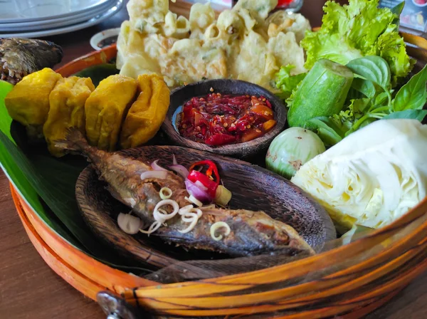 Pangandaran Bölgesinde Endonezya Bir Restoranda Tepside Sundan Mutfağı — Stok fotoğraf