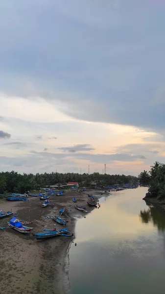 Rzeka Pobliżu Ujścia Rzeki Wypełniona Łodziami Rybackimi Rejonie Pangandaran Indonezja — Zdjęcie stockowe