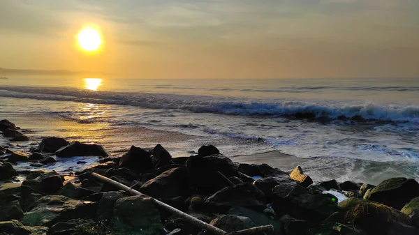 Endonezya 'nın Pangandaran bölgesinde sabah doğu kıyısında gün doğumunun görüntüsü