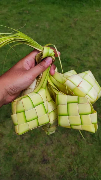 Hand Holding Woven Young Coconut Leaf Called Ketupat Pangandaran Area — 图库照片