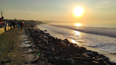 Pangandaran, Batı Java, Endonezya - 3 Mayıs 2022: Pangandaran plajı sabah, Endonezya