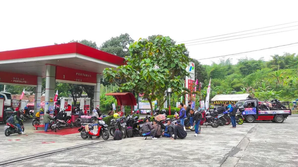 印度尼西亚西爪哇潘甘达兰 2022年5月3日 一群游客在印度尼西亚潘甘达兰地区的加油站停下来休息 — 图库照片