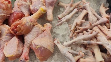 Buza konulan tavuk parçaları Endonezya 'nın Cikancung bölgesinde bir pazarda satılıyor.