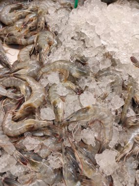 Çiğ karides Cikancung, Endonezya 'da bir markette satılığa çıkarıldı.