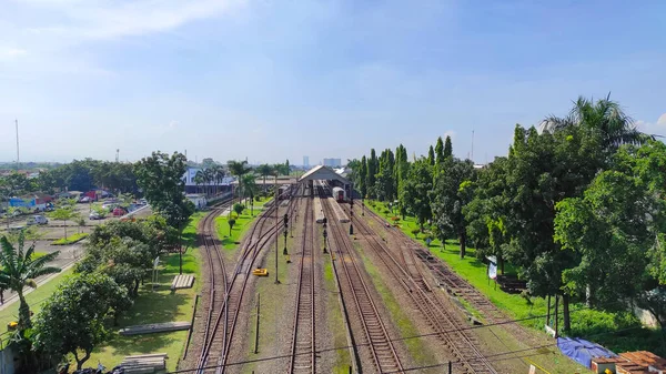 インドネシアのバンドン地区の駅での鉄道線路の空中写真 — ストック写真