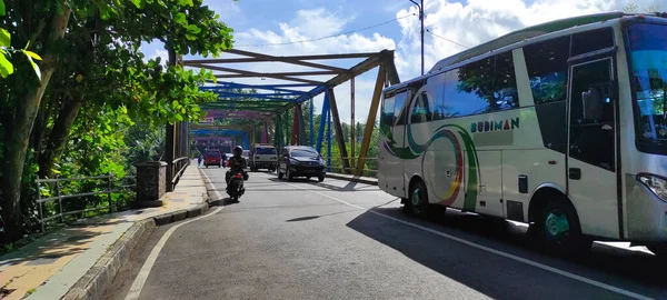 インドネシア 西ジャワ州バンジャー2022年6月2日インドネシア バンジャー地区の橋を通過する自動車 バイク — ストック写真