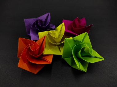 Siyah arkaplanda izole edilmiş çeşitli renklerde kağıt güller, Odaklanma