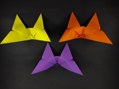 Siyah arkaplanda çeşitli renklere sahip kağıt kelebeği, Odaklanma