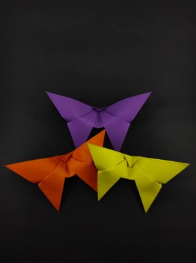 Siyah arkaplanda çeşitli renklere sahip kağıt kelebeği, Odaklanma