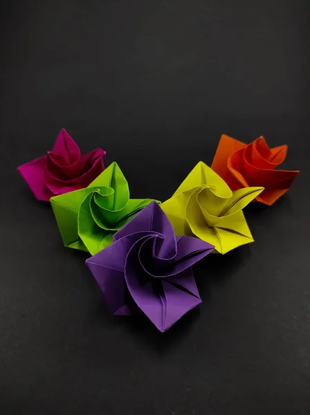 Rosas Origami Varios Colores Aisladas Sobre Fondo Negro Focus — Foto de Stock